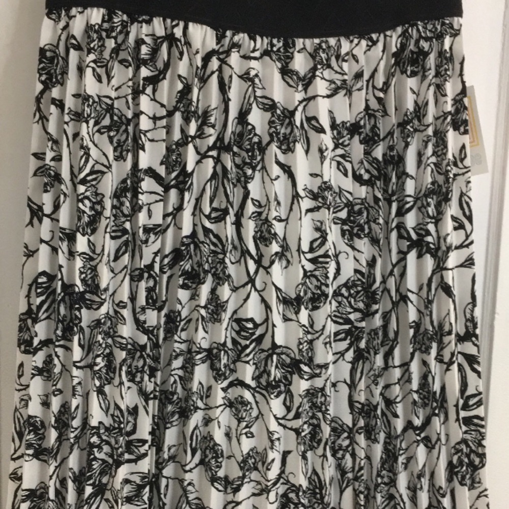 Nwt Lularoe Jill size med Roses black & white